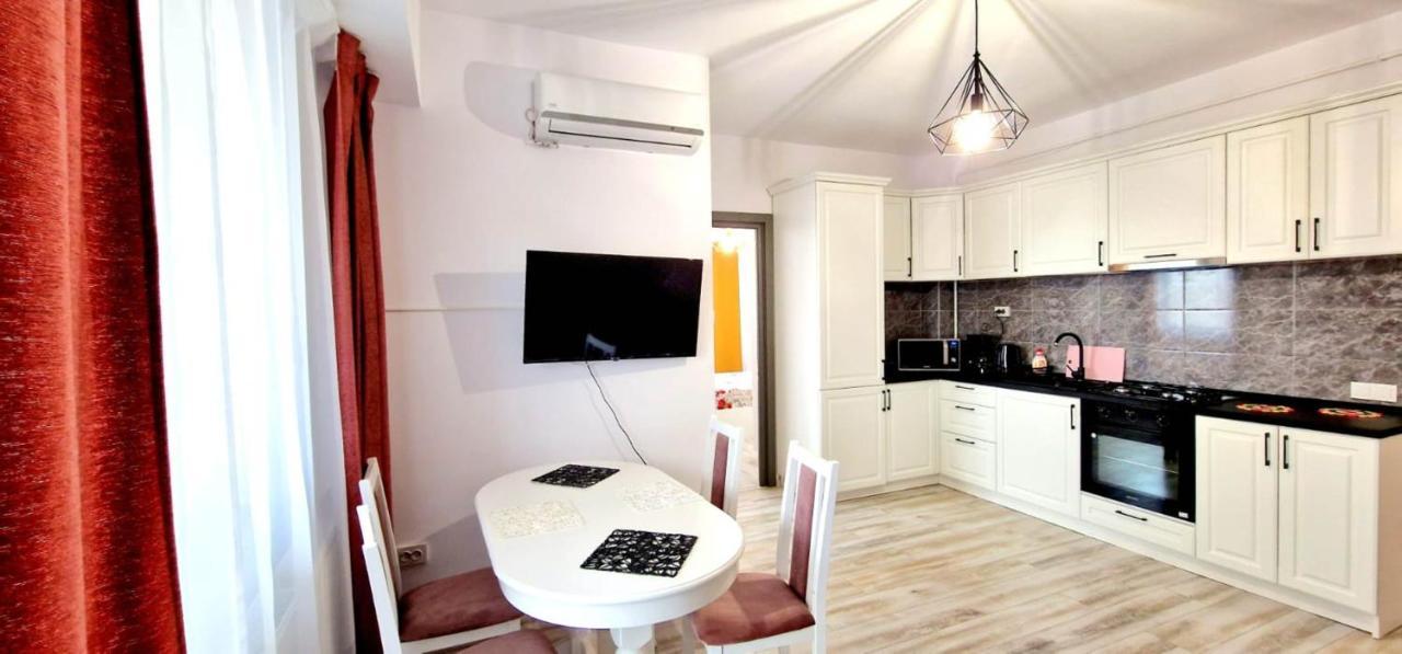 Evelyn Modern Apartment Near Palas Iasi Eksteriør billede